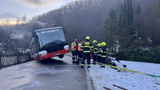 V Radotíně sjel autobus z vozoky. Kvůli ledovce