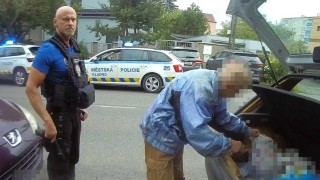 Zmatený a osamělý senior nemohl v Kladně najít své vozidlo, strážníci se mu složili na taxi domů