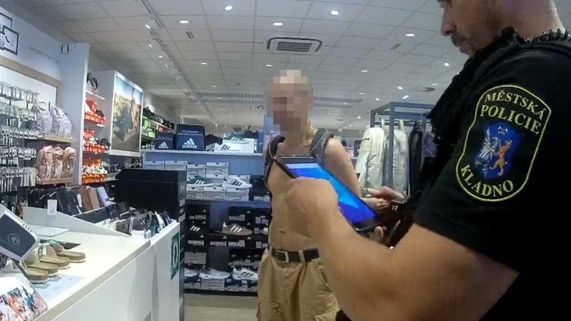 Kradl boty, strážníci ho chytili v autoubusu. Díky pozornému svědkovi