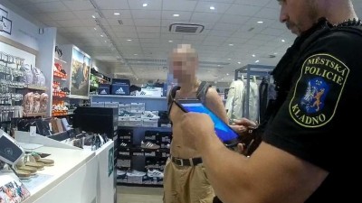 Kradl v Oáze boty, strážníci ho chytili v autoubusu. Díky pozornému svědkovi