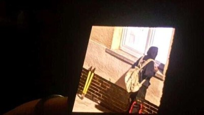 Muž se chtél vloupat do domu v Kročehlavech. Upozornila na něj sousedka