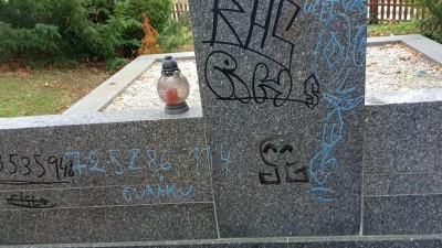 Nechutný vandalismus. Ve Zvoleněvsi posprejovali památník na hřbitově