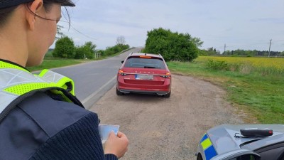 Pohřešovaného muže našli v autě se zbraní. Díky policistům z Unhošti se vzdal