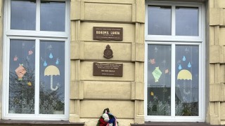 Na základní škole odhalili pamětní desku kladenskému pilotovi Bohumilovi Landovi