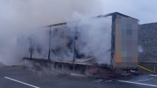 Dálnice z Prahy do Ústí ráno stála. Hořel kamion