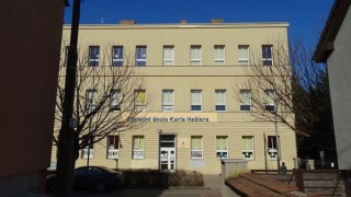 Zaměstnancům &scaron;koly přich&aacute;zej&iacute; anonymn&iacute; v&yacute;hrůžky. Podle policie nebezpeč&iacute; nehroz&iacute;