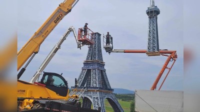 VIDEO: Česká Eiffelovka už stojí!