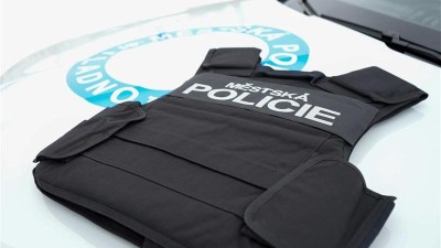 Šestnáctiletý řídil auto se zhasnutými světly. Chytili ho v Unhošťské