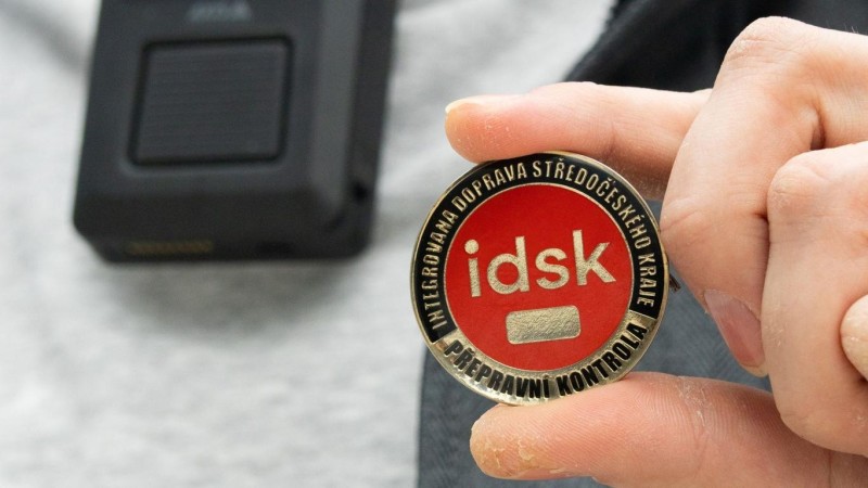 Přepravn&iacute; kontroloři ve Středočesk&eacute;m kraji nově disponuj&iacute; přenosn&yacute;mi kamerami