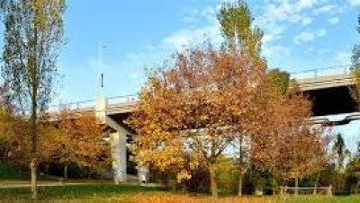 Ženu, která pobodala muže pod Sítenským mostem, zadrželi