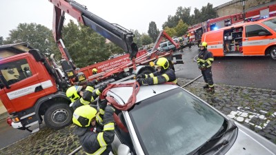 Hasiči v noci na Kladně cvičili, jak na požár elektromobilu