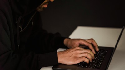 Fale&scaron;n&yacute; policista a bank&eacute;ři. Žena z Kladenska při&scaron;la o půl milionu