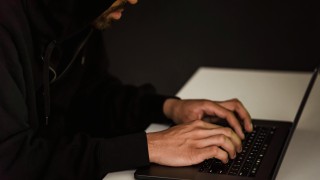 Fale&scaron;n&yacute; policista a bank&eacute;ři. Žena z Kladenska při&scaron;la o půl milionu