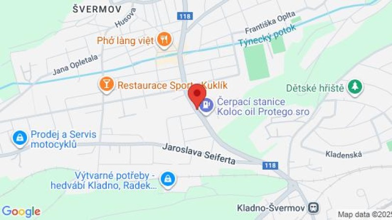 Nehoda osobáku a dvou studentů na skútrech ve Švermově