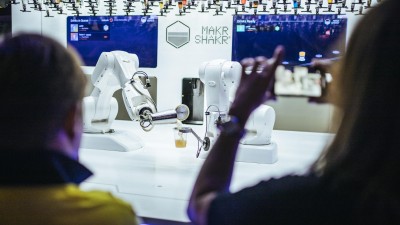 Dočkáme se v budoucnosti robotických barmanů? V Miláně míchal drinky Android Toni