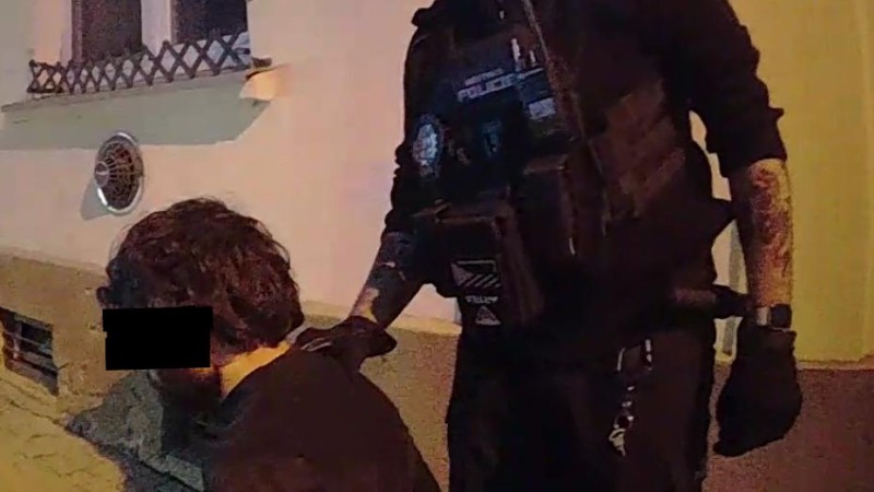 Benz&iacute;nu ve Slan&eacute;m přepadli. Na&scaron;li ho doma o kilometr vedle