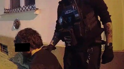 Benz&iacute;nu ve Slan&eacute;m přepadli. Na&scaron;li ho doma o kilometr vedle