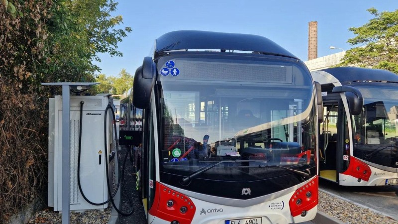 Nové elektrobusy se na Kladně nabíjejí přímo z elektrárny