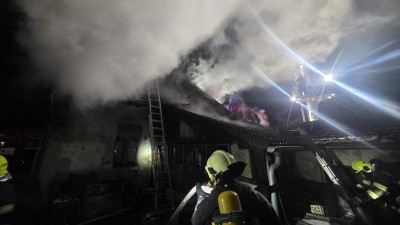 V Bře&scaron;ťanech u Zlonic vyhořel dům. Zasahovalo &scaron;est jednotek