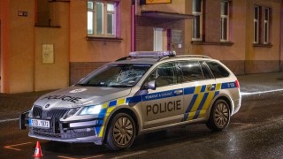 Policie shání svědky včerejší nehody v Generála Klapálka. Auto s majákem srazilo ženu