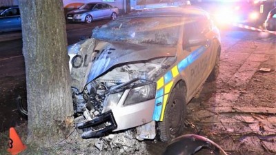 Při dopravní nehodě policistů v Kladně se jeden muž zákona zranil