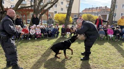 Psovodi v kladensk&eacute; mateřince. Rotvajler Mat&yacute;sek půjde do důchodu