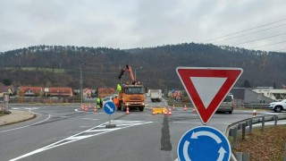 Křižovatka na sjezdu z d&aacute;lnice u Knov&iacute;ze bude okružn&iacute;