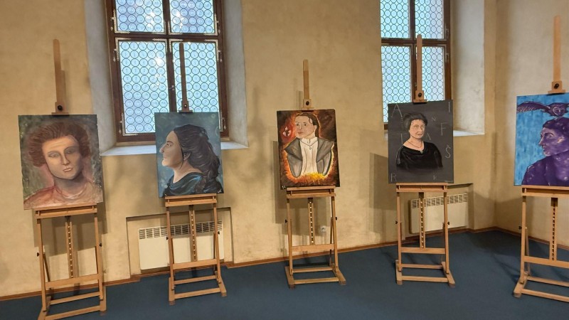 Studentky kladenského gymnázia namalovaly plátna pro Senát s Františkou Plamínkovou