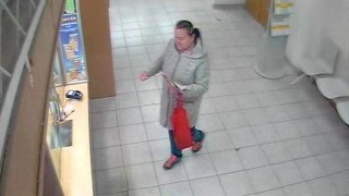 Ukradla peněženku na poště v Petrohradské. Nepoznáváte ji?
