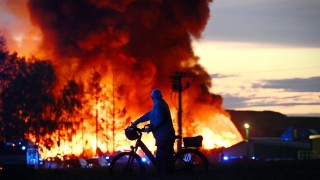 Peklo v Rynholci. Fotografie požáru se dostala do finále fotosoutěže Evropské agentury pro životní prostředí