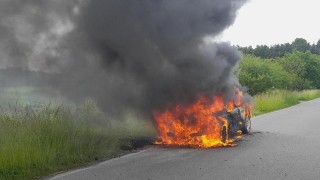 Auto v plamenech. U Jedomělic zasahovali hasiči