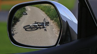 U Velké Dobré došlo ke střetu osobního automobilu s cyklistou a došlo ke zranění