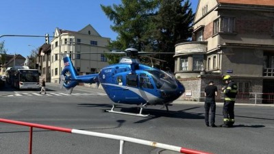 Na Kladně zasahuje vrtulník záchranářů, přiletěl pro motorkáře