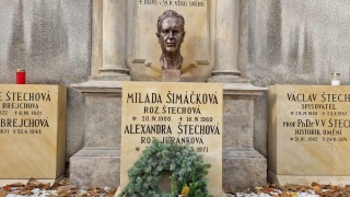 Hrob spisovatele Štěcha ve Slaném opravili