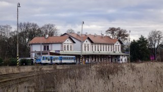 Stará budova kladenského nádraží má odzvoněno, za pár dní ji stavebníci začnou rozebírat