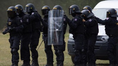 Podezřelého z loupeží ve Slaném zadržela zásahovka v Praze