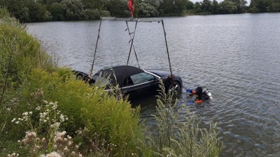 Špatně zaparkovaný kabriolet u golfového hřiště se rozjel a skončil zcela ponořený v jezeře deset metrů od břehu