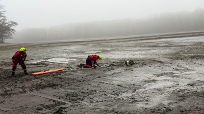 Kladen&scaron;t&iacute; hasiči zachraňovali neboh&eacute;ho psa z bahna