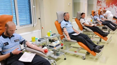 Kladenští policisté společně darovali krev v Oblastní nemocnici Kladno.