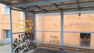 Přístřešek zastávky autobusů si vandal spletl s malířským plátnem