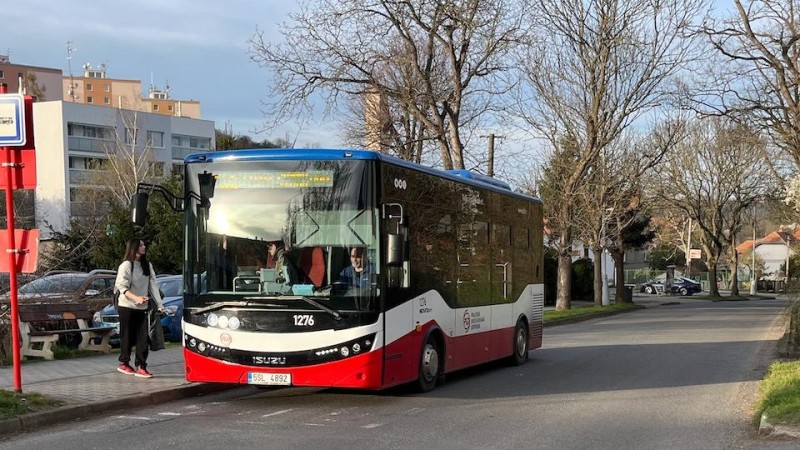 Zavedení nástupu všemi dveřmi do příměstských autobusů? Asi v druhém kvartálu příštího roku