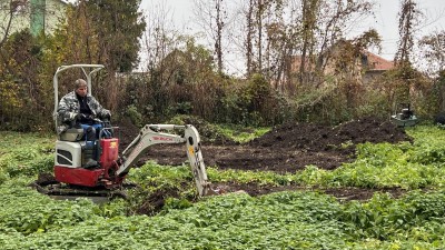 Město Slaný bude mít hřiště na adventure golf, jeho stavba začala v Kumpánově zahradě