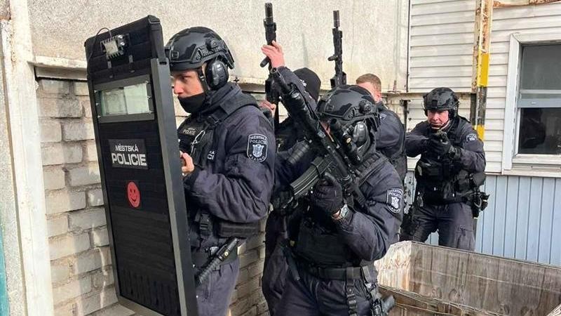 Kladen&scaron;t&iacute; str&aacute;žn&iacute;ci se cvič&iacute; s dlouhou zbran&iacute;