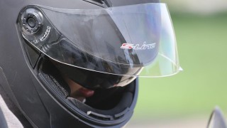 V Libušíně došlo k nehodě osobního auta s motocyklem, došlo ke zranění osob