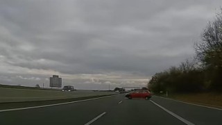 VIDEO: Skoro osmdesátiletá žena se otáčela s autem na dálnici D6