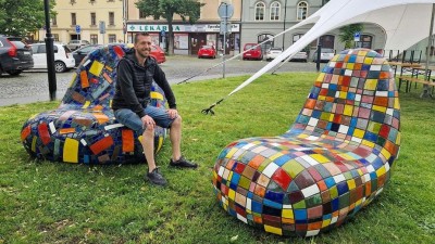 Na náměstí ve Slaném jsou instalované nové sochy