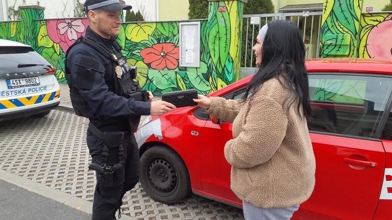 Odložila peněženku na střechu auta, str&aacute;žn&iacute;ci ji na&scaron;li na křižovatce v centru Kladna