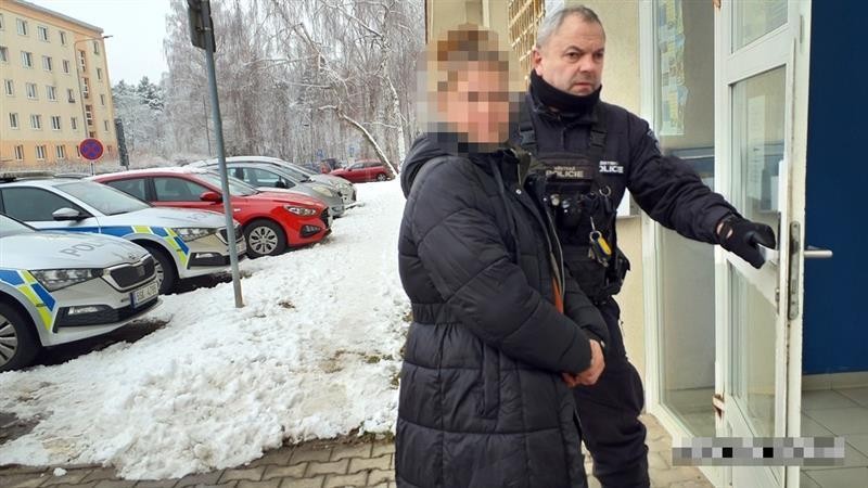 Ne&scaron;ťastn&aacute; abstinentka si ustlala na sněhu