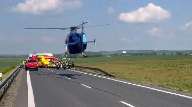 U Ješína zasahoval vrtulník po čelním střetu. Silnice na Slaný uzavřena
