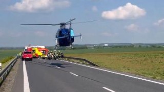 U Ješína zasahoval vrtulník po čelním střetu. Silnice na Slaný uzavřena